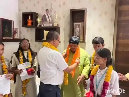 माकड़ोन: उज्जैन सांसद ने एम.पी. बोर्ड 10वीं और 12वीं की परीक्षा में टॉपर रहे उज्जैन ज़िले के छात्र-छात्राओं का स्वागत किया