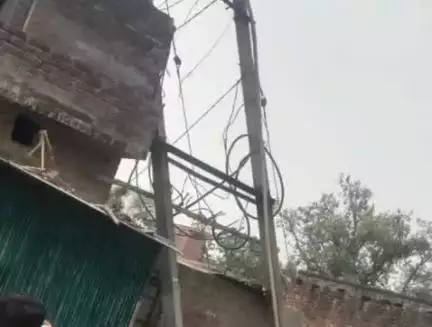 पयागपुर: हंसुवापारा गांव में ट्रांसफार्मर लगा बिजली का पोल ग्रामीण के घर पर गिरा, लोग बाल-बाल बचे