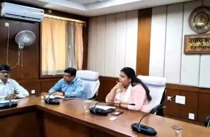 केरेडारी: केरेडारी प्रखंड के बेंगवारी पंचायत के रैयतों और खनन परियोजना केरेंडारी (एनटीपीसी) के अधिकारियों के साथ उपायुक्त ने बैठक की
