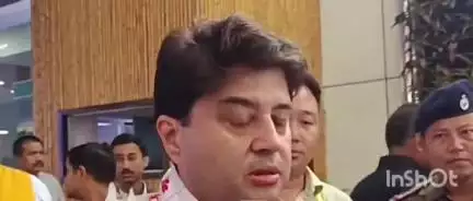 পলাশবাৰী: বৰঝাৰ বিমানবন্দৰত কেন্দ্ৰীয় যোগাযোগ,ড'নাৰ মন্ত্ৰী জ্যোতিৰাদিত্য এম সিন্ধিয়া, কেইবাটাও চৰকাৰী কাৰ্যসূচীত কৰিব অংশগ্ৰহণ