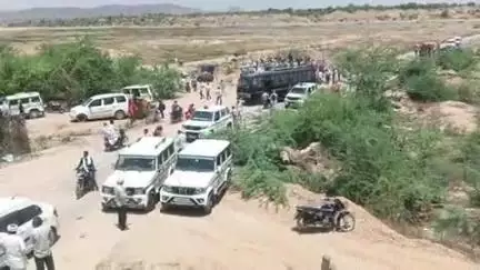चौथ का बरवाड़ा: डिडायच के पास बनास नदी पर अवैध खनन की कार्रवाई में युवक की मौत से नाराज लोगों ने शिवाड़-बरवाड़ा मार्ग पर लगाया जाम