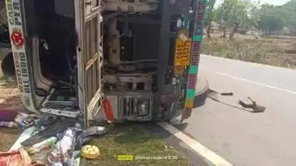 पालकोट।।सोमरा। जंगल 18 चक ट्रक चालक के संतुलित खराब हो जाने के कारण पलट सिमडेगा से गुमला की ओर जा रही थी चालकबाल बाल बच्
