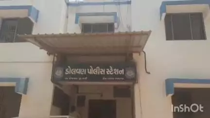ડોલવણ: ડોલવણ પોલીસે કરંજખેડ ગામેથી દુકાનમાંથી વિદેશી દારૂ ઝડપી લઈ એક ઈસમને ઝડપી લીધો