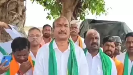 బొమ్మలరామారం: మండల కేంద్రంలో ఏర్పాటు చేసిన ధాన్యం కొనుగోలు కేంద్రాన్ని సందర్శించిన బీజేపీ కిసాన్ మోర్చా నాయకులు