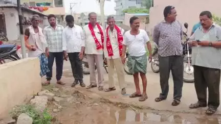 వలిగొండ: వలిగొండలో రోడ్డుపై వృధాగా పారుతున్న గోదావరి జలాలు , పట్టించుకోని అధికారులపై చర్యలు తీసుకోవాలని సీపీఎం డిమాండ్