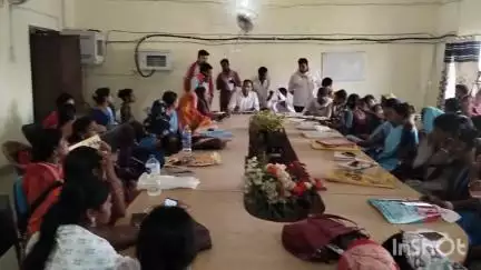 नौडीहा बाज़ार: प्रखंड कार्यालय के सभागार में जल सहिया के साथ समीक्षा बैठक की गई, खराब चापाकल की सूची मांगी गई