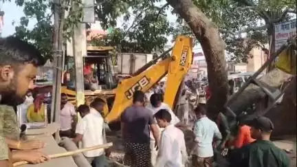 अकोढ़ी गोला: अकोढ़ीगोला में अतिक्रमण पर प्रशासन ने की कड़ी कार्रवाई, जेसीबी से हटाया गया अतिक्रमण