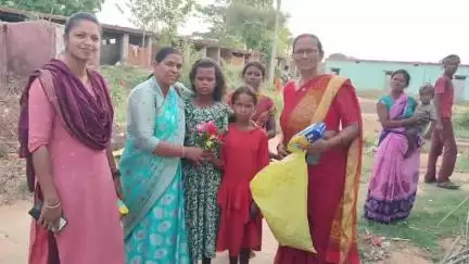 इटखोरी: इटखोरी में कस्तूरबा गांधी आवासीय बालिका विद्यालय की वार्डन माधुरी ने बिरहोर टोला में नामांकन अभियान चलाया