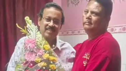 বসিরহাট ২: বসিরহাটের তৃণমূলের চেয়ারম্যান নির্বাচিত হয়েছে সরোজ ব্যানার্জি, খোলাপোতার বাড়িতে সংবর্ধনা তৃণমূল কর্মীদের