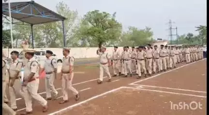 बेमेतरा के SSP रामकृष्ण साहू ने रक्षित केन्द्र में पुलिस जवानों का जनरल परेड लिया