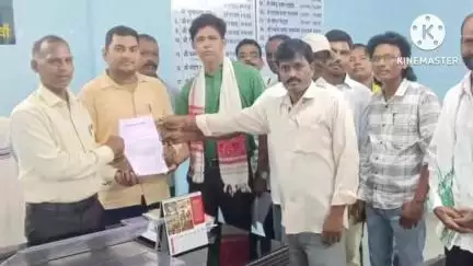 खरसावां: ग्राम प्रधान महासभा समिति ने खरसावां अंचल अधिकारी को मुख्यमंत्री के नाम ज्ञापन सौंपा