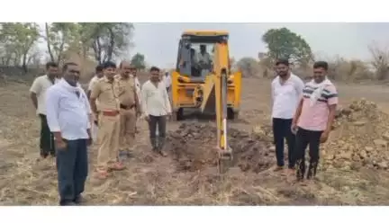 कारंजा: झोडगा खुर्द येथे पाणी टंचाईवर मात करण्यासाठी खाकी वर्दी ही शेतकऱ्यांच्या बांधावर