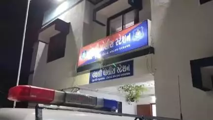 વંથળી: ન.પાના પૂર્વ પ્રમુખ પર બંદૂક,છરી અને કુહાડી વડે હુમલો થયા મામલે પોલીસે 3 આરોપીઓ વિરોધ ગુન્હો નોંધી કાર્યવાહી કરી