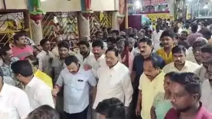 குடியாத்தம்: குடியாத்தம் கோபாலபுரம் கெங்கையம்மன் ஆலயத்தில் அமைச்சர் துரைமுருகன் சுவாமி தரிசனம் பூரண கும்ப மரியாதையுடன் வரவேற்ற கோவில் நிர்வாகித்தினர்