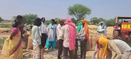 హత్నూర: గుండ్ల మాచనూర్, చందాపూర్ గ్రామాల్లోని ధాన్యం కొనుగోలు కేంద్రాలను పరిశీలించిన డిపిఎంలు కొమురయ్య, జయశ్రీ