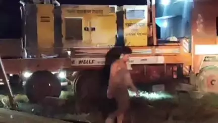 पुसौर: प्रतिबंध के बावजूद ग्राम तेतला में लक्ष्मी बोरवेल की दो गाड़ियां रात के अंधेरे में कर रही थी खनन, मीडिया को देख रोका खनन