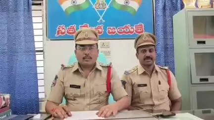 ఎల్లారెడ్డి: లింగంపేటకు చెందిన హత్య కేసును చేధించినట్లు తెలిపిన ఎల్లారెడ్డి సీఐ రవీందర్ నాయక్