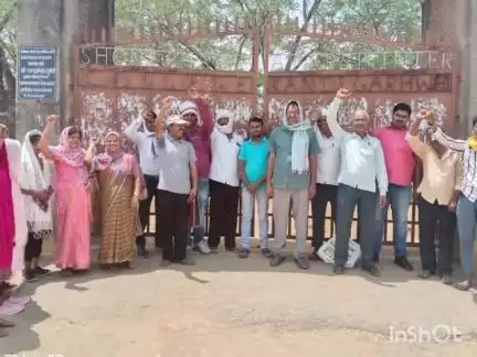 बरडीहा: सोनभद्र के आदर्श इंटर कॉलेज कांडी में तालाबंदी की गई