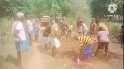 मुरहू: बमरजा में ग्रामीणों ने श्रमदान से 2 किलोमीटर का रास्ता बनाया
