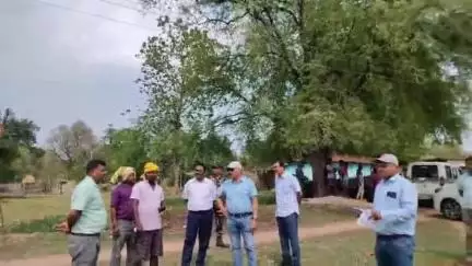 पाकरटांड: उपायुक्त ने सिकरियाटांड का किया दौरा, बिरसा हरित ग्राम योजना के तहत आम बागवानी के खोदे गड्ढे की जानकारी ली