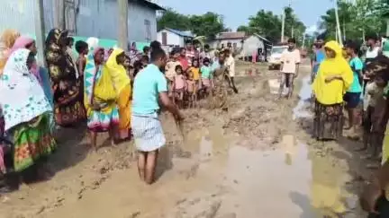 লক্ষীপুৰ: জলেশ্বৰৰ শিমলাবাৰীৰ গাৰোজানত বোকাময় পথত মাছ ধৰি ৰাইজৰ উত্তাল প্ৰতিবাদ সাব্যস্ত কৰে