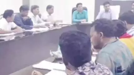 तमनार: जिला पंचायत सीईओ ने तमनार और खरसिया के सीईओ के साथ जिला पंचायत सभा कक्ष में बैठक ली