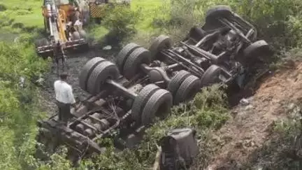 दुलमी: बारलौंग के पास कोयला लदा ट्रक पलटने से चालक गंभीर रूप से घायल, सदर अस्पताल में भर्ती