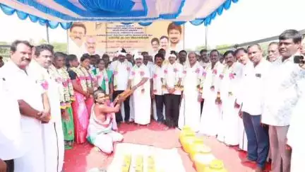 செஞ்சி: கொங்கரப்பட்டு-மணியம்பட்டு பகுதியில் ₹9.10 கோடி மதிப்பில் உயர்மட்ட பாலம் அமைக்க பூமி பூஜை செய்து பணிகளை தொடங்கி வைத்த MLA