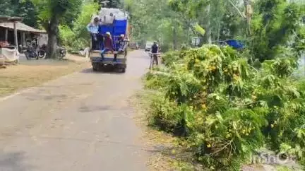 রানিবাঁধ: মাত্র ১৫ মিনিটের ঝড়ে রানিবাঁধ এলাকায় বিপর্যস্ত জনজীবন, ক্ষতিগ্রস্তদের ত্রাণ দেওয়া আছে বললেন বিডিও #jansamasya