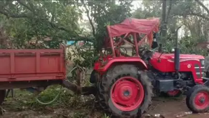 कुडू: कुडू में उमरी के पास अवैध बालू से भरा ट्रैक्टर जब्त, चालक फरार, पुलिस ने सख्त कार्रवाई का दिया संकेत