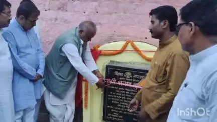 सिंघेश्वर: कमरगामा स्थित उत्क्रमित मध्य विद्यालय में प्रभारी मंत्री श्रवण कुमार ने खेल मैदान का किया उद्घाटन
