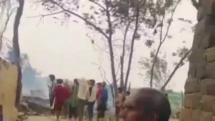 इकौना: इमलिया गांव में अज्ञात कारणों से आग लगने से 19 फूंस के मकान जलकर राख, एक मवेशी झुलसा, सभी लोग सुरक्षित