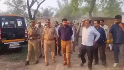 इकौना: डीएम ने अग्निकांड प्रभावित गांव इमलिया का दौरा किया, पीड़ितों को तिरपाल व हाइजिन किट दिए