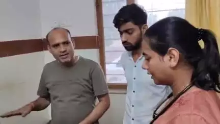 पूंगल: 5 पीबी स्थित खेत में कुई धंसने से 10 फीट नीचे मिट्टी में दबा मजदूर, 40 मिनट बाद सुरक्षित निकाला गया