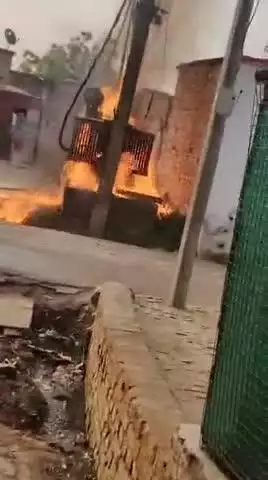 ट्रांसफार्मर में लगी भीषण आग पूरे गांव में लाइट को ले कर बनी समस्या