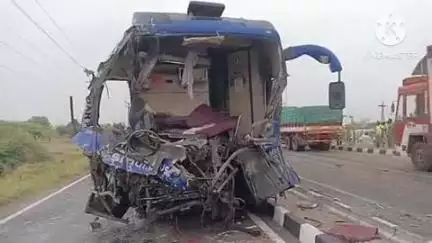 மண்மங்கலம்: வெண்ணைமலை அருகே ஆம்னி பேருந்தும் டிராக்டர் சுற்றுலா வாகனத்தின் மீது மோதி விபத்தில் நான்கு பேர் பலி 15 க்கும் மேற்பட்டோர் காயம்