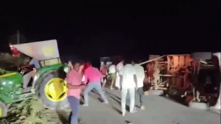 ಸಿರಗುಪ್ಪ: ತಾಲೂಕಿನ ತೆಕ್ಕಲಕೋಟೆ ಪಟ್ಟಣದ ದೇವಿನಗರ ಬಳಿ ಅಂಬ್ಯುಲೆನ್ಸ್ ಪಲ್ಟಿ