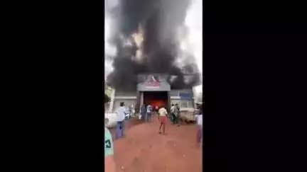 മഞ്ചേശ്വരം: സീതാംഗോളി മുഖാരികണ്ടത് ഹാർഡ് വെയേഴ്സ് കടയിൽ വൻ തീപിടുത്തം, ആളപായമില്ല