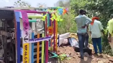 पानसेमल: खेतिया थाना क्षेत्र में सवारी से भरी पिकअप दुर्घटनाग्रस्त, घायलों को अस्पताल ले जाया गया