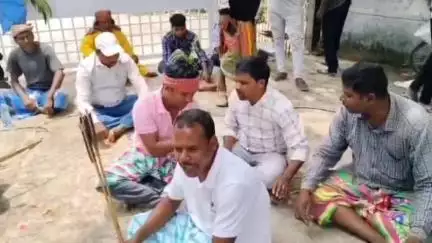 বামনগোলা: কলেজ পরিচালন কমিটির সভাপতি পদ থেকে অপসারণ প্রতিবাদে পাকুয়া হাট ডিগ্রী কলেজে তালা ঝুলিয়ে বিক্ষোভ