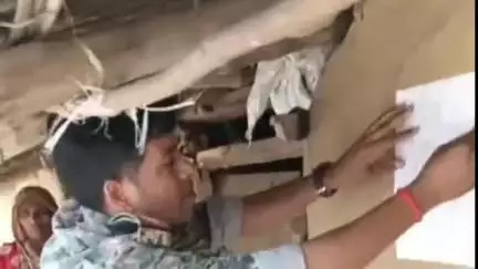 बिश्रामपुर: विश्रामपुर पुलिस ने नावाडीह के फरार अभियुक्त के घर पर इश्तहार चिपकाया