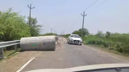 તારાપુર: ઇસનપૂરથી કાનાવાડા રોડ પર જ કાંસ વિભાગ દ્વારા તોતિંગ નળો મૂકી દેતા અકસ્માતની ભીતિ #jansamasya