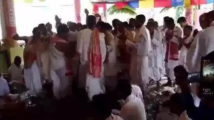 নাওবৈচা: ঐতিহাসিক পেৰাভাৰী গাঁৱৰ নামঘৰত অনুষ্ঠিত হয় বাৰ্ষিক বৰসভা, অংশগ্ৰহণ কৰে প্ৰায় ৫ শতাধিক ভক্তপ্ৰাণ ৰাইজে