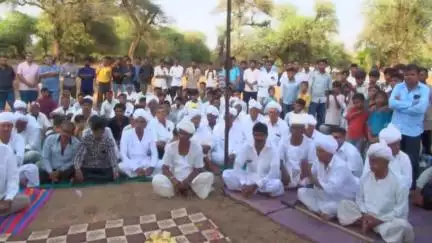ડીસા: ડીસા નાગફણા ગામે વિધાનસભા અધ્યક્ષ સહિત ધારાસભ્યના હસ્તે તળાવ ઉંડું કરવાની કામગીરીનું ખાતમુહૂર્ત કરાયું.