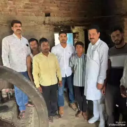 दावथ: बैरिया गांव के दो अनाथ बच्चों को शिक्षाविद् अखिलेश कुमार ने अपनाया