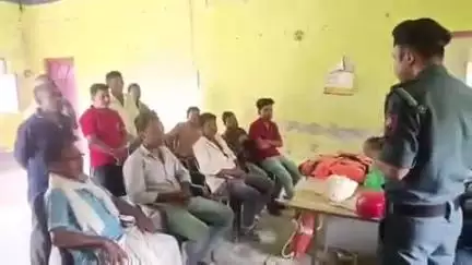 टेढ़ागाछ: टेढ़ागाछ प्रखंड के चिल्हनियाँ पंचायत में एसडीआरएफ टीम ने बाढ़ सुरक्षा के बारे में ग्रामीणों को जागरूक किया