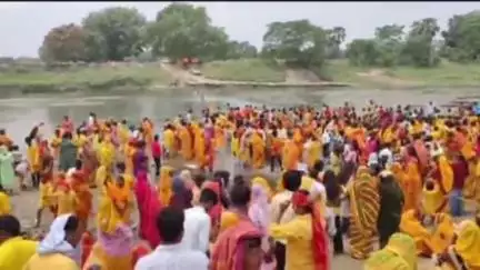 गुठनी: वीणानगर करेजी गांव में श्री लक्ष्मी नारायण महायज्ञ के लिए कलश यात्रा निकाली गई