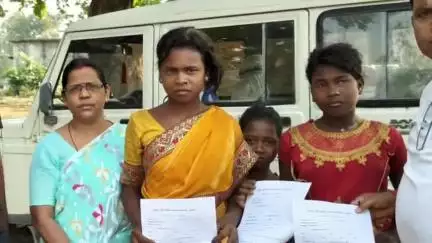 इटखोरी: बीडीओ सोमनाथ की पहल पर तीन बिरहोर बच्चियों का इटखोरी कस्तूरबा विद्यालय में नामांकन हुआ