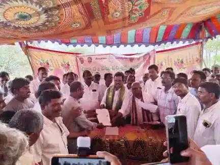 దేవరకద్ర: దేవరకద్ర నియోజకవర్గం గోపన్ పల్లిలో రైతులకు జీలుగ విత్తనాలు, స్పీంకర్ల పంపిణీఎమ్మెల్యే జి. మధుసూధన్ రెడ్డి