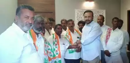లింగంపేట్: లింగంపేటకు చెందిన పలువురు ఎల్లారెడ్డి ఎమ్మెల్యే మదన్మోహన్ సమక్షంలో కాంగ్రెస్ పార్టీలో చేరిక
